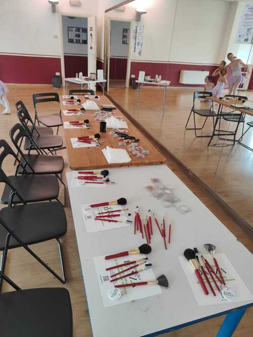 Immergiti in una sessione pratica di make-up, dove le tecniche avanzate prendono vita, guidate dalle mani esperte di artisti del trucco rinomati nel settore fashion.