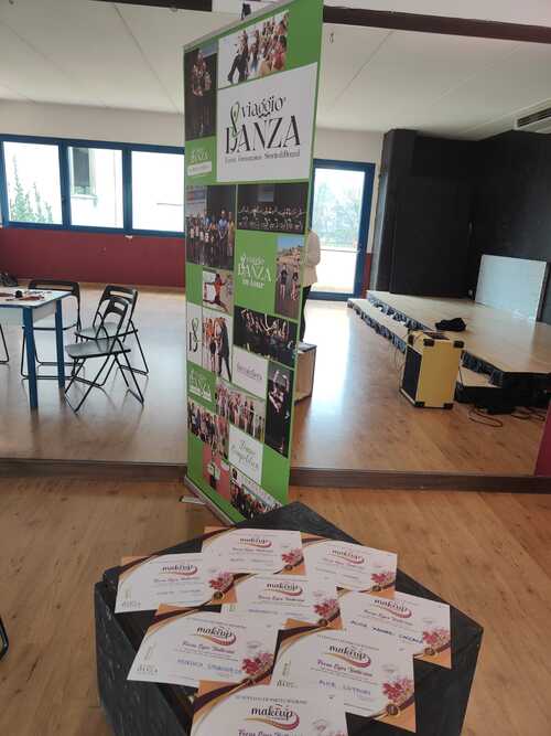 All'avanguardia della bellezza: partecipa a una masterclass di make-up dove l'innovazione e le ultime tendenze si fondono per creare look rivoluzionari e all'ultima moda.