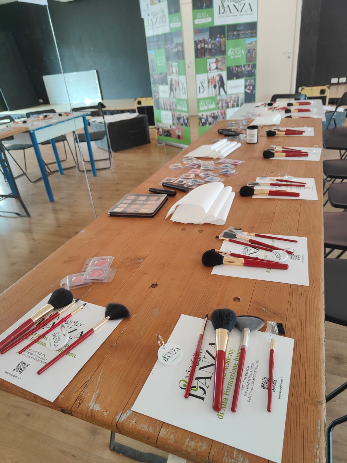 Immagine di una masterclass di make-up, dove esperti condividono segreti e tecniche per trasformazioni sorprendenti.