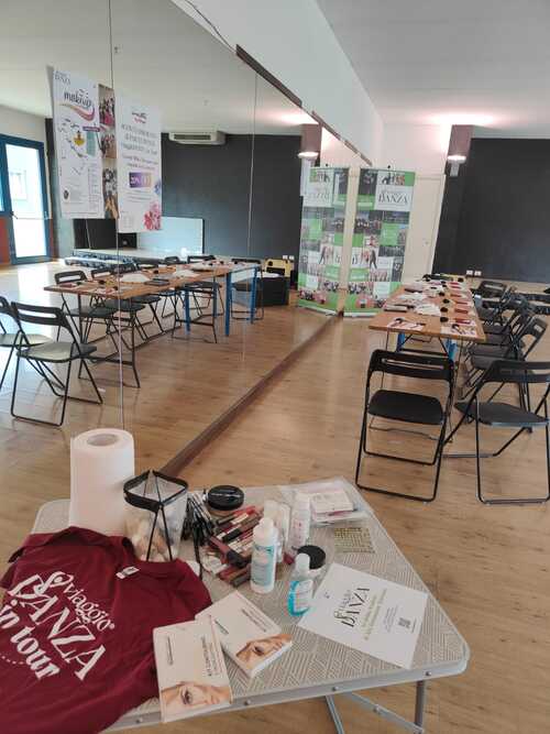 Scopri i trucchi del mestiere con esperti del make-up durante una masterclass esclusiva, progettata per elevari al livello dei professionisti della bellezza.