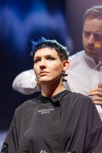 Un tocco di blu vibrante aggiunge personalità a un taglio corto audace, eseguito con maestria dall'esperto di Sassoon Academy all'evento Kadus