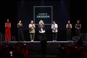 Curtain Call, Maestri di Stile alla House of Sassoon Il team creativo della House of Sassoon riceve un caloroso applauso alla fine di un'emozionante sfilata di moda, lasciando il segno sull'evento Kadus di Bologna