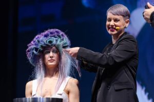 Fusione d'Arte, bCHANGE incontra Kadus e Sassoon Quando bCHANGE incontra Kadus e Sassoon: una fusione di arte capillare a Bologna.