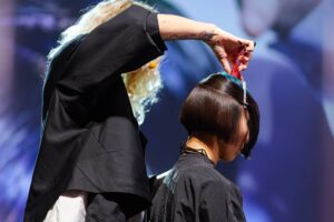 Geometrie del Colore, Kadus Rivela Tendenze Capillari La magia dei colori prende vita in uno stile geometrico e audace durante lo show di Kadus a Bologna.