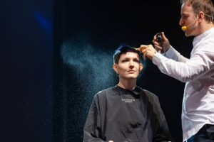 Innovazione in Scena, Sassoon Academy Al Kadus Un esperto di Sassoon Academy applica tecniche innovative di styling, trasformando una pettinatura classica in un'opera d'arte moderna al Kadus Bologna.
