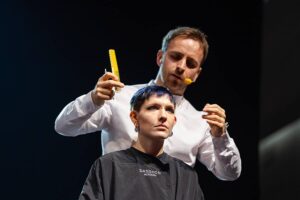 Precisione e Arte, Maestria Capillare al Kadus Bologna 2024 Un parrucchiere di Sassoon Academy dimostra precisione chirurgica e creatività artistica in una performance dal vivo al Kadus Bologna 2024.