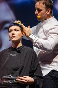 Scopri l'apice dell'arte dell'acconciatura all'evento Kadus di Bologna, dove i migliori stilisti dell'Accademia Sassoon svelano creazioni capillari all'avanguardia.