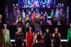 Risonanza Creativa, Il Team di Sassoon al Gran Finale di Bologna In una sala piena di applausi, i membri chiave del team di Sassoon condividono un momento di gratitudine e successo con il pubblico alla chiusura dell'avvenimento di moda a Bologna, con l'arte delle loro creazioni in mostra sullo schermo alle loro spalle