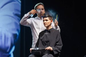 Sinfonia di Stile, Note Capillari a Bologna Un esperto parrucchiere di Sassoon Academy crea armonie di stile, dirigendo strumenti di bellezza in una sinfonia di taglio e colore al Kadus Event.