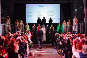 Un Trionfo Creativo, La Squadra di Sassoon Ringrazia Bologna Momenti finali dell'evento Kadus con il team Sassoon sul palco, ringraziando i partecipanti e i collaboratori per una serata indimenticabile dedicata all'arte della coiffure, circondati da un pubblico appassionato e coinvolto
